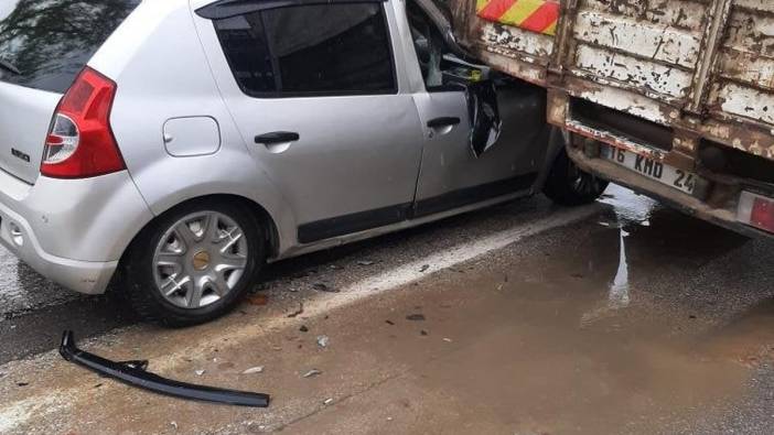 Yağışlı havada kaza: Otomobil kamyona çarptı