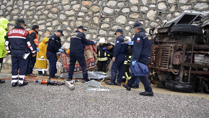 Freni boşalan kamyonet devrildi