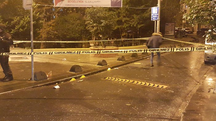 Parkta oturan gençlere kurşun yağdırdı