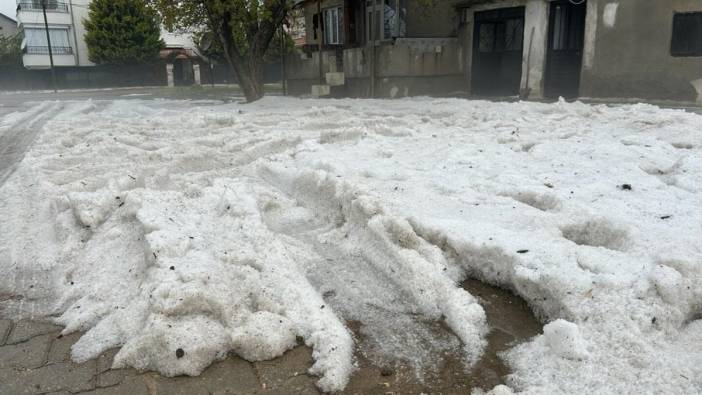 Sivaslı'da sağanak ve dolu caddeleri beyaza büründü