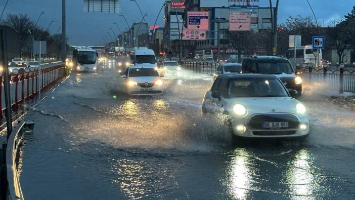Kayseri'de sağanak yağış ulaşımı felç etti