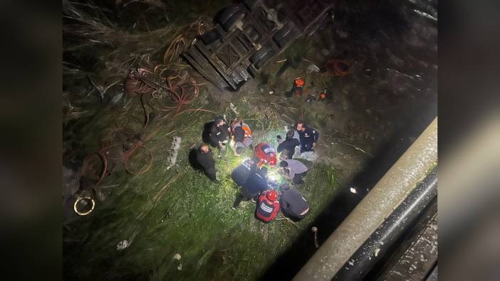 Freni Boşalan Kamyonet Çaya Devrildi