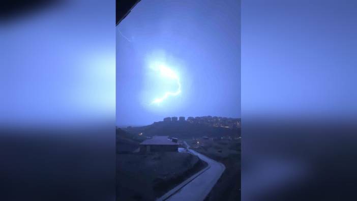 Yüksekova'da fırtına ve şimşekler görsel şölen oluşturdu