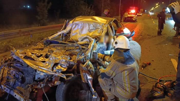 Otomobil, kamyona arkadan çarparak altına girdi