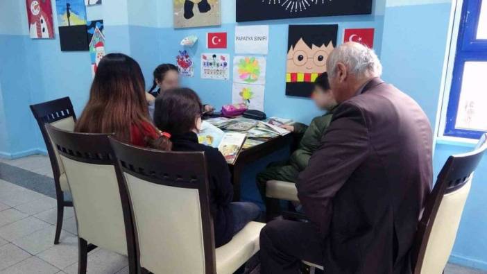 Emekli öğretmen Mustafa Sarısaray, gönüllü olarak öğrencilere destek oluyor