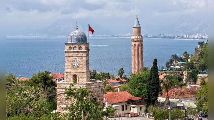 Tarihi Antalya Kulesi'ndeki saatler durdu