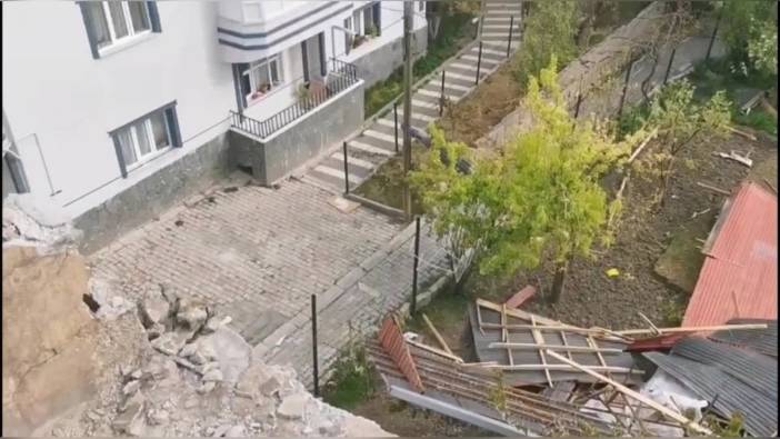 Van'da şiddetli fırtına: Çatılar uçtu, araçlar hasar gördü