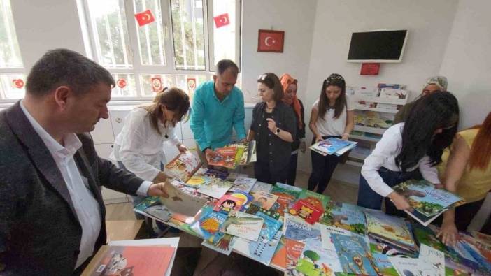 Ankara öğretmenleri Adıyaman'daki depremzede çocuklara 4 bin kitap hediye etti