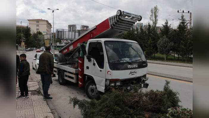 Ankara'da kamyonet parkta ağaçlara çarptı