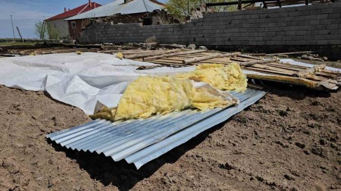 Adilcevaz'da fırtına hasara neden oldu