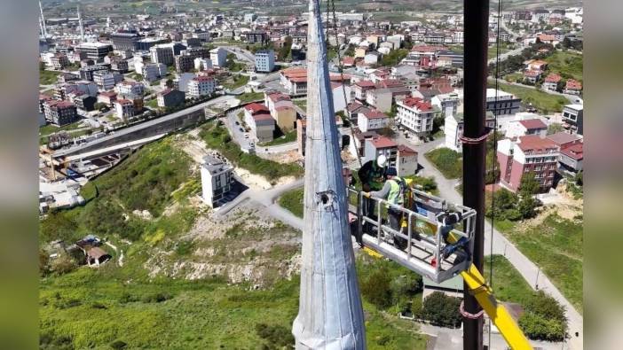 Arnavutköy'de deprem hasarlı minare kontrollü şekilde söküldü