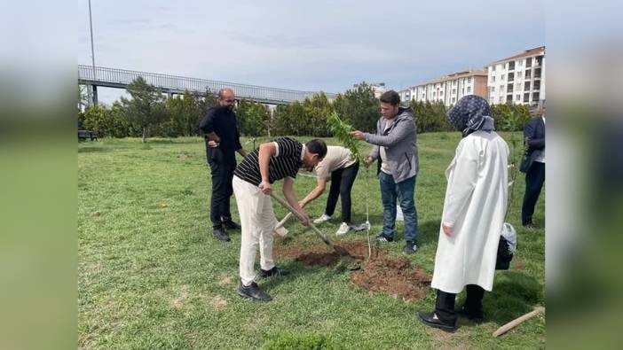 Afyonkarahisar'da üniversitelilerle cami çevresi temizlendi, fidanlar dikildi