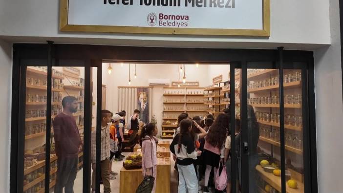 Çimentaş İlkokulu öğrencileri Bornova'da çilek fidesi dikti