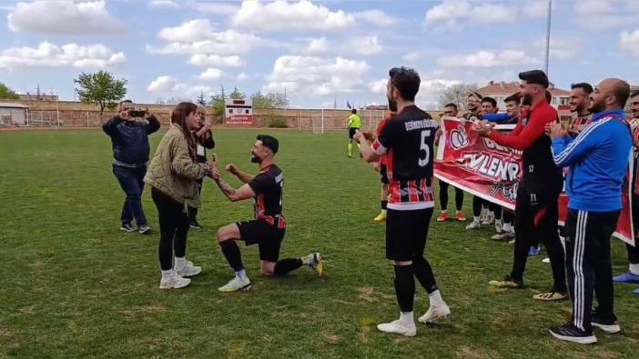 Futbolcunun sahadaki evlilik teklifi