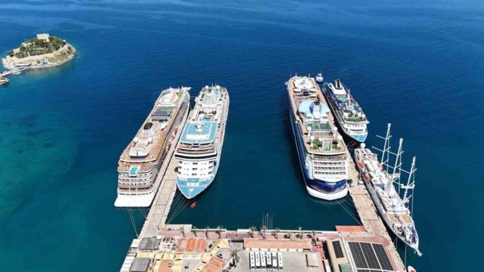 Kuşadası'na 5 kruvaziyer gemisi yanaştı, 4902 turist geldi