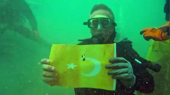 Dalıcı Atasoy, deniz dibi temizliğinde bulduğu Türk bayrağını özenle sakladı