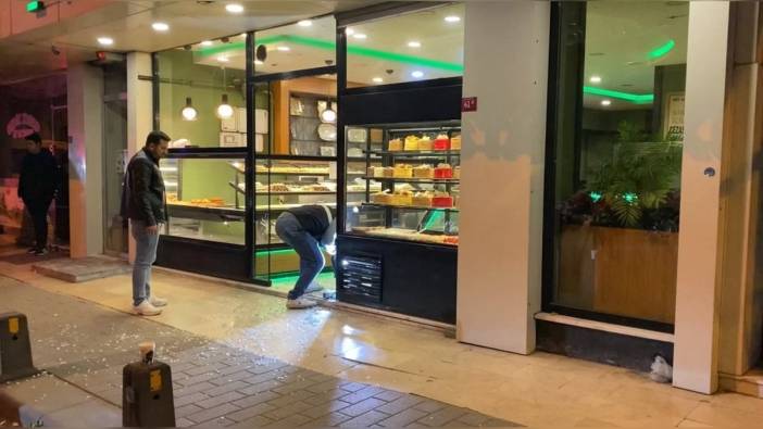 Gaziosmanpaşa'da Kafeye Sığınan Genç, Husumetlilerinin Saldırısına Uğradı