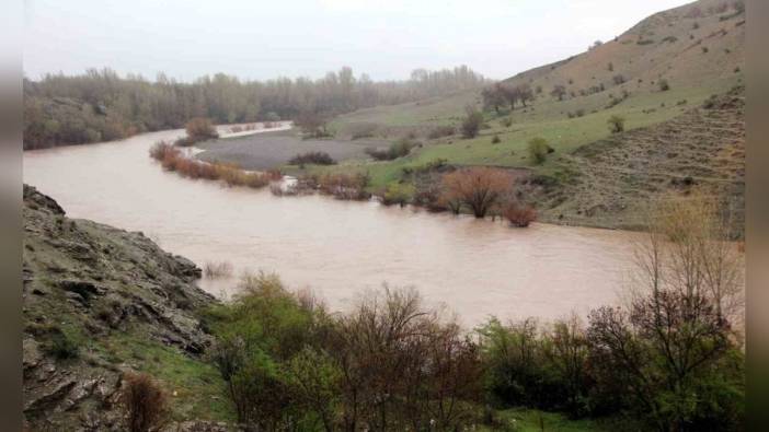 Erzincan'da Yağışlar Karasu ve Fırat Nehri'nin Debisini Arttırdı
