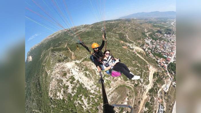 Hatay'da Depremzede Çocuklar, Paraşütle Uçarken Kitap Okudu