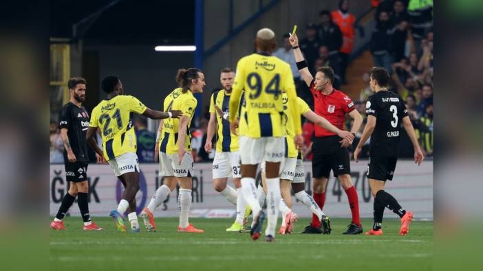 Fenerbahçe, Beşiktaş'a yenilerek şampiyonluk yarışından koptu