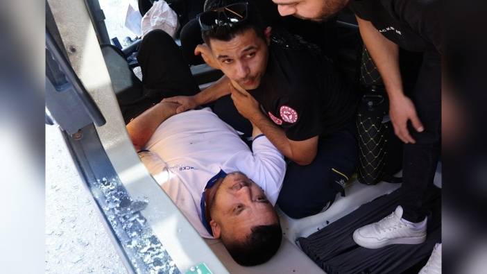 Antalya'da Servis Aracı Kazası: Sürücü Yaralandı