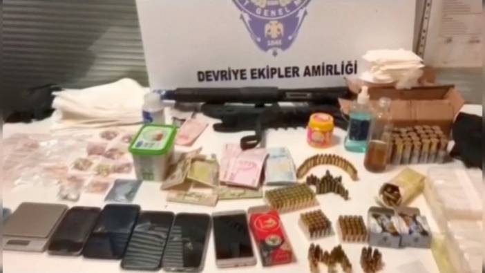 Sultangazi'de Kaportacı Görünümlü Uyuşturucu Operasyonu: 2 Gözaltı, Silah ve Çok Miktarda Uyuşturucu Ele Geçirildi