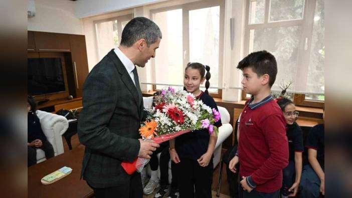 Uşak Öğretmen Mahmut Özgöbek İlkokulu Öğrencileri, Vali Aktaş'a Kitaplarını Takdim Etti