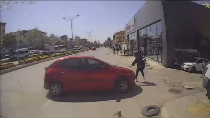 Ataşehir'de Korkunç Kaza: Yürüyen Kadına Çarpan Otomobil, Metrelerce Savruldu