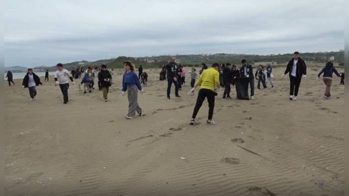 Sinop'ta Öğrenciler, Kum Zambaklarını Korumak İçin Çevre Temizliği Yaptı