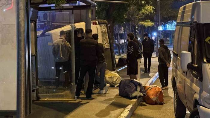 Fatih'te ticari araç yan yattı, yaralanan yok