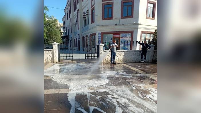 Didim'de Cumhuriyet Caddesi köpükle temizlendi