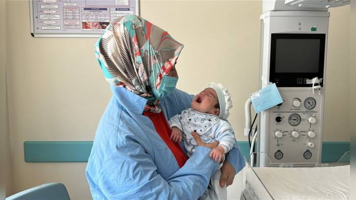 Kütahya'da 34 haftalık bebeğin boynundan 445 gram tümör çıkarıldı