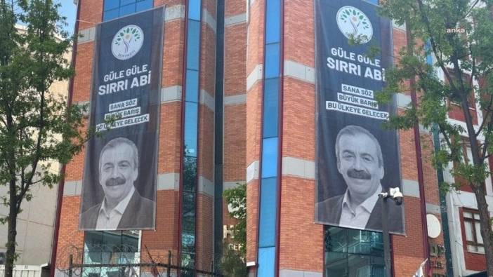 DEM Parti Genel Merkezi'ne Sırrı Süreyya Önder afişi asıldı