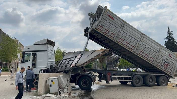 Adana'da TIR dorsesi yaya üst geçidine çarptı, sürücü: 'Damper kendi kendine kalktı'