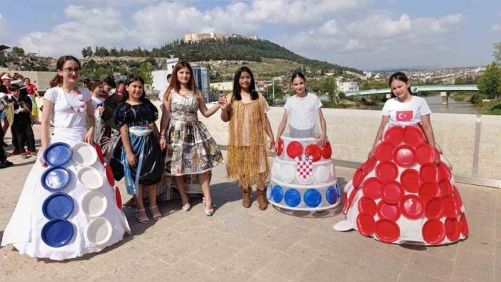 Silifke'de atık kıyafetlerle defile: Çevre bilinci için uluslararası iş birliği