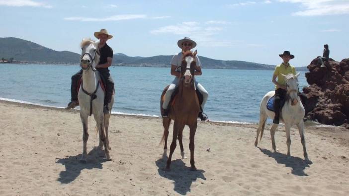 Burhaniye Ören Plajı'nda atlı grup ilgi çekti