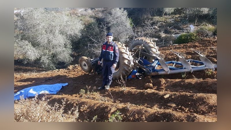 Devrilen traktörün altında kalan sürücü öldü