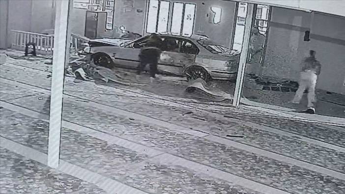 Kocaeli'nde kontrolden çıkan otomobil, camiye girdi!