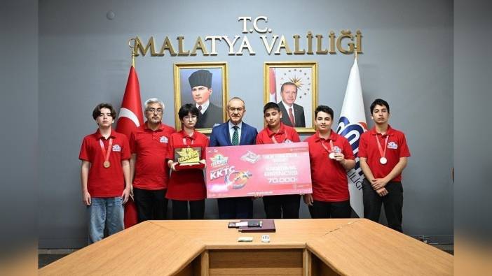 Malatya'lı öğrenciler TEKNOFEST 2025 Türkiye birinciliğini Vali Yavuz'a anlattı