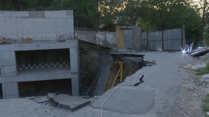 Gaziosmanpaşa'da inşaat kazısı sırasında yol çöktü