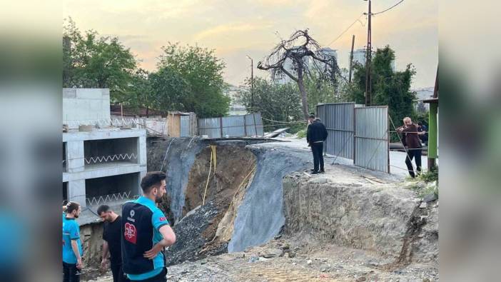 Gaziosmanpaşa'da inşaat çalışması sırasında yol çöktü, doğalgaz hattı zarar gördü