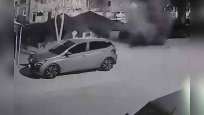 Aksaray'da su borusu patladı, 2 araç hasar gördü