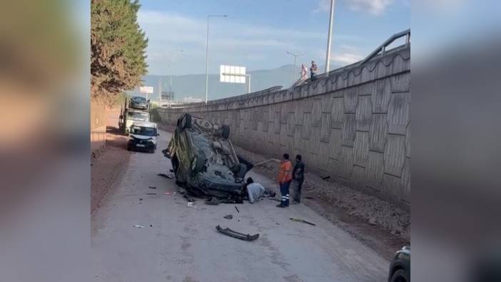 Kocaeli'nde hafif ticari araç otoyol bariyerlerini aştı, 2 yaralı