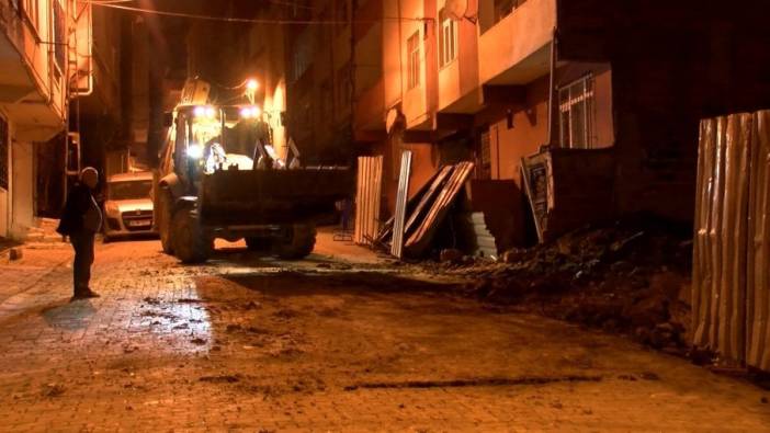 Bağcılar'da temel kazısı sonrası toprak kayması: 5 katlı bina boşaltıldı