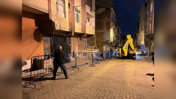 Bağcılar'da toprak kayması: 5 katlı bina hasar gördü, 5 aile tahliye edildi