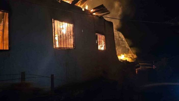 Reşadiye'de yangın: 3 ev kullanılamaz hale geldi