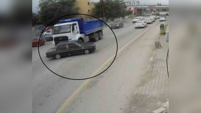 Hatay'da hafriyat kamyonu Tofaş'ı sürükledi