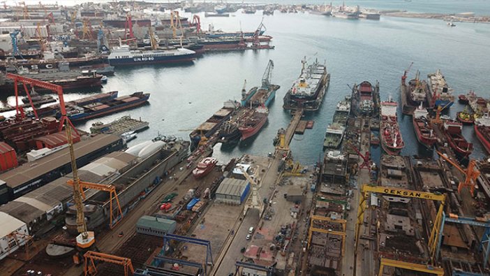 Tuzla'da gemide yangın