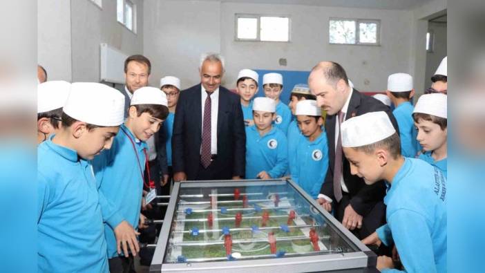 Oltu Belediye Başkanı, Kur'an Kursu öğrencilerine langırt ve masa tenisi masası hediye etti