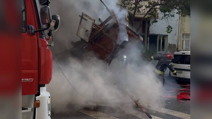 Darıca'da ahşap ev yangını: İki itfaiye eri yanan duvarın altında büyük tehlike atlattı